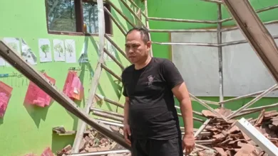 Atap PAUD Melati, Cianjur, ambruk. Hujan lebat dan usia bangunan menjadi penyebab utama.