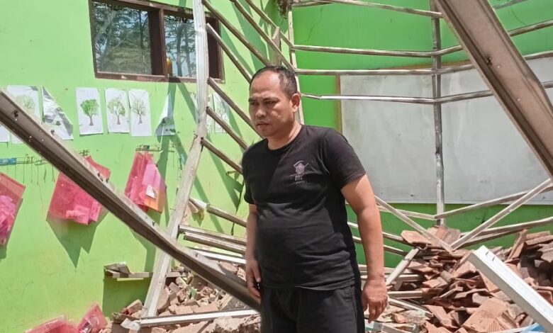 Atap PAUD Melati, Cianjur, ambruk. Hujan lebat dan usia bangunan menjadi penyebab utama.