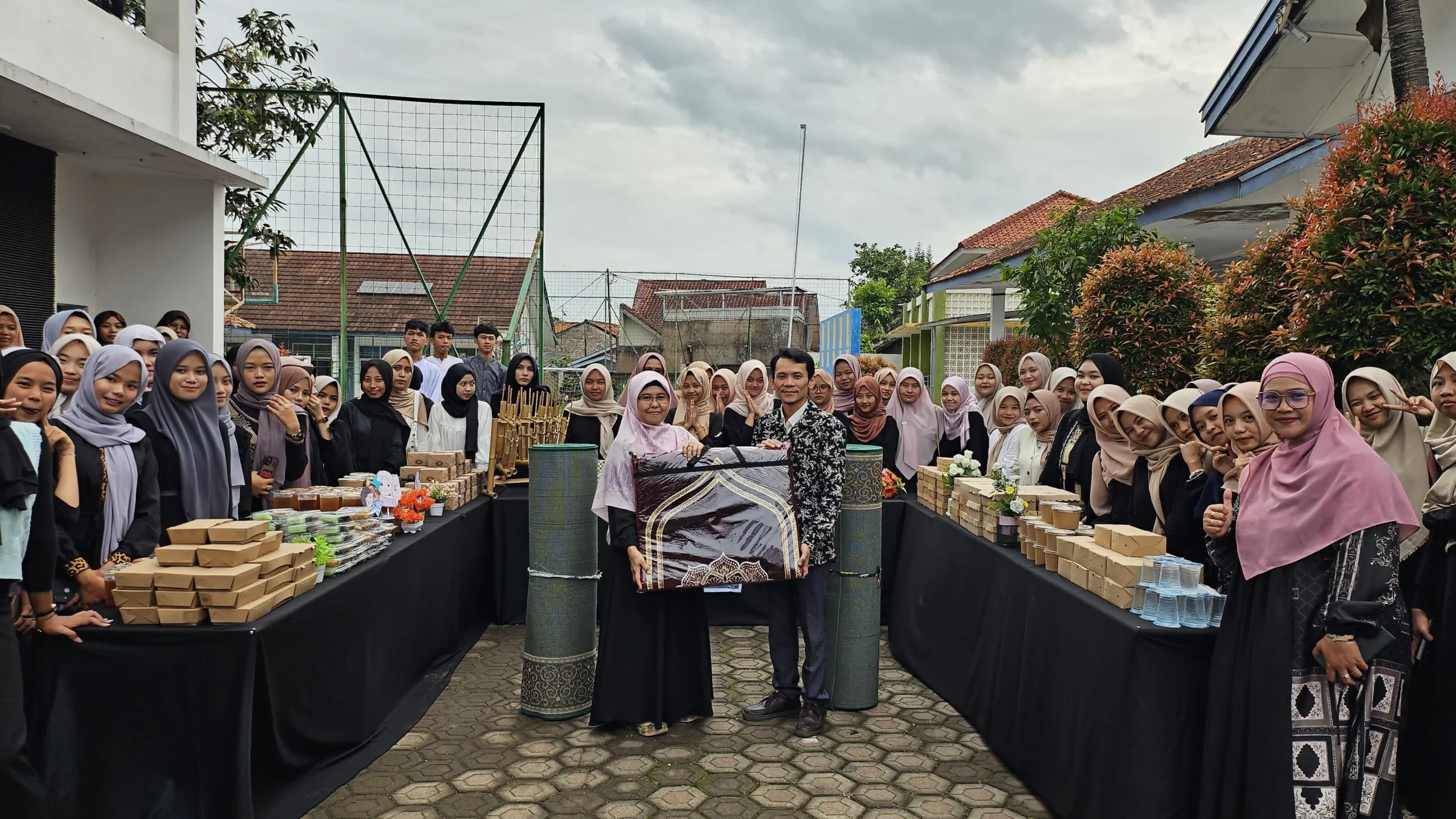 SMKN 1 Cianjur Gelar Rantang Kanyaah: Berbagi Takjil dan Donasi di Bulan Ramadan