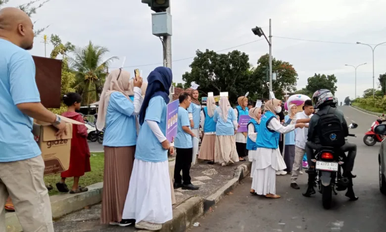 Tingkatkan Kesadaran Kesehatan Mental, Rumah Sakit Edelweiss Cianjur Berbagi Takjil sekaligus Edukasi di Perempatan Jalan Pramuka