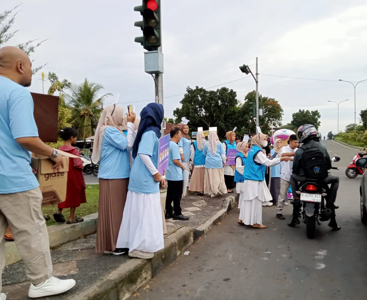 Tingkatkan Kesadaran Kesehatan Mental, Rumah Sakit Edelweiss Cianjur Berbagi Takjil sekaligus Edukasi di Perempatan Jalan Pramuka