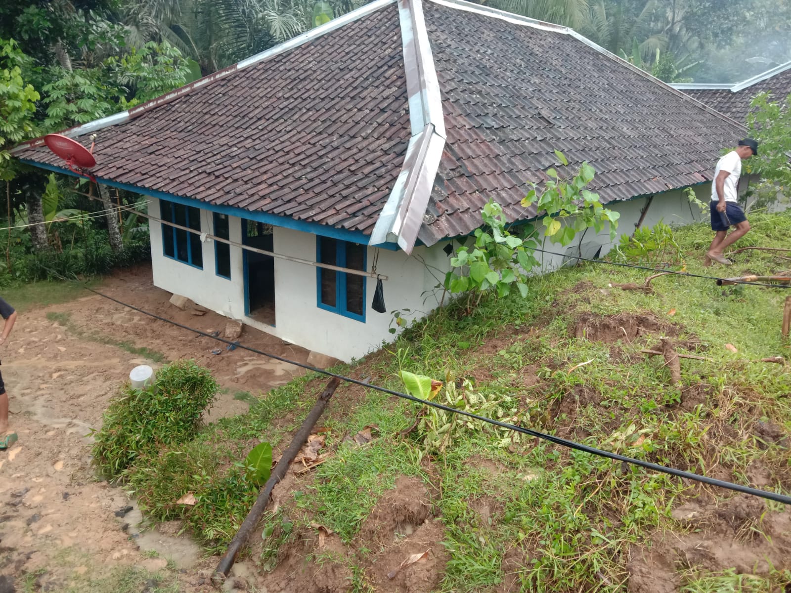 Hujan deras disertai angin kencang melanda Kadupandak, Cianjur.