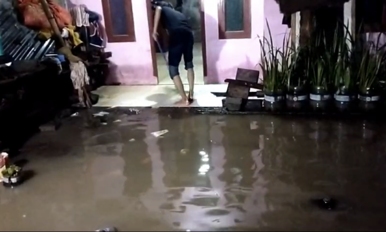 Banjir melanda dua desa di Kecamatan Cilaku akibat penyempitan sungai.