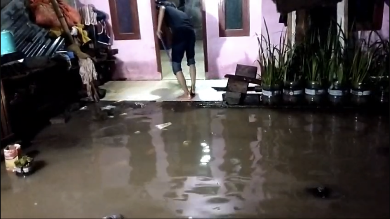 Banjir melanda dua desa di Kecamatan Cilaku akibat penyempitan sungai.