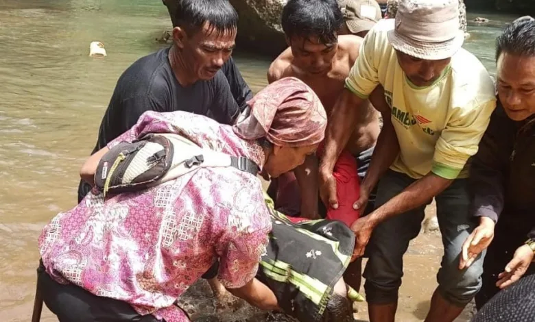 Seorang pria di Cianjur terpeleset saat memikul kayu dan tenggelam di Sungai Cimega.