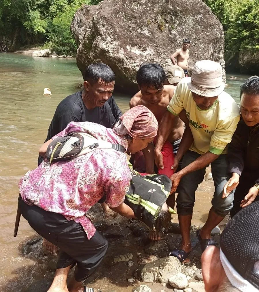 Seorang pria di Cianjur terpeleset saat memikul kayu dan tenggelam di Sungai Cimega.