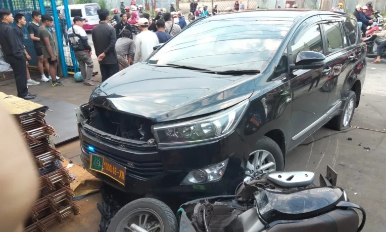 Kecelakaan beruntun di Jalan Raya Cianjur-Sukabumi melibatkan mobil berplat kejaksaan.