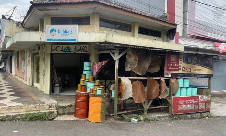 Penjual beduk di Cianjur mengalami lonjakan permintaan menjelang Lebaran.