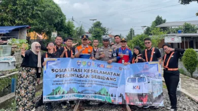 Railfans Cianjur gelar sosialisasi keselamatan di perlintasan sebidang.