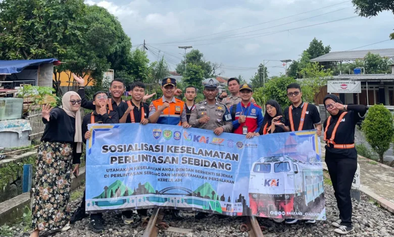 Railfans Cianjur gelar sosialisasi keselamatan di perlintasan sebidang.