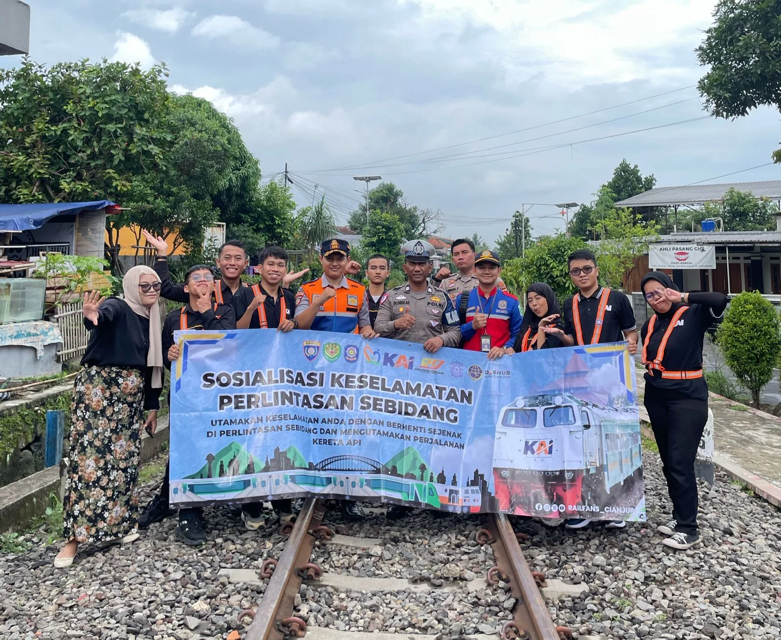 Railfans Cianjur gelar sosialisasi keselamatan di perlintasan sebidang.