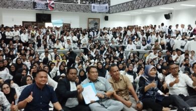 Ribuan guru honorer di Cianjur menggelar aksi di DPRD menuntut pencabutan surat edaran Menpan-RB dan BKN RI soal pengangkatan ASN