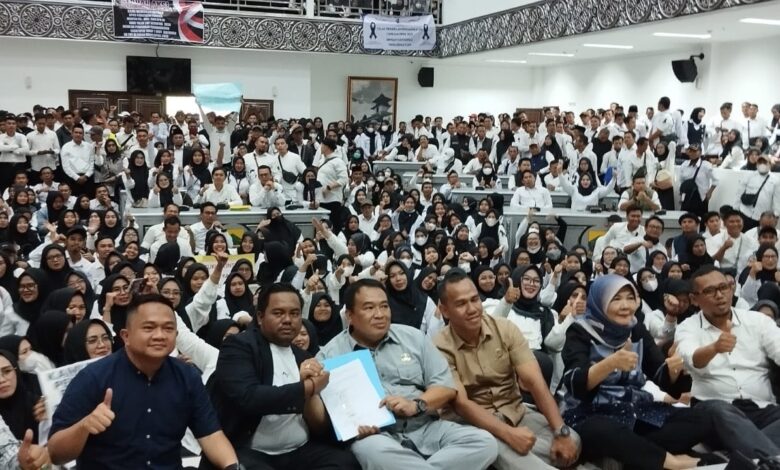 Ribuan guru honorer di Cianjur menggelar aksi di DPRD menuntut pencabutan surat edaran Menpan-RB dan BKN RI soal pengangkatan ASN