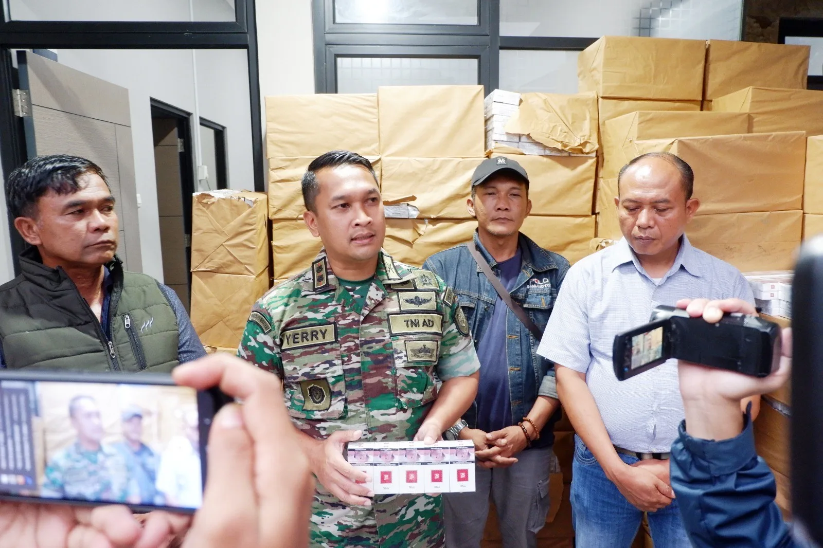 Satgas Gabungan TNI mengungkap peredaran 24.400 bungkus rokok ilegal di Cianjur. Lima pelaku diamankan, negara rugi Rp364 juta.