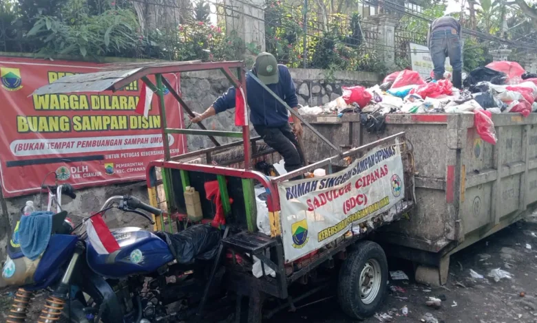 Volume sampah di Cipanas, Cianjur tetap normal saat Ramadan 2025.