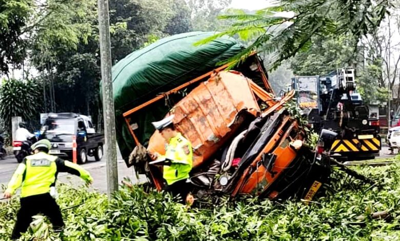 Kecelakaan truk Fuso di Gekbrong, Cianjur, akibat sopir mengantuk.