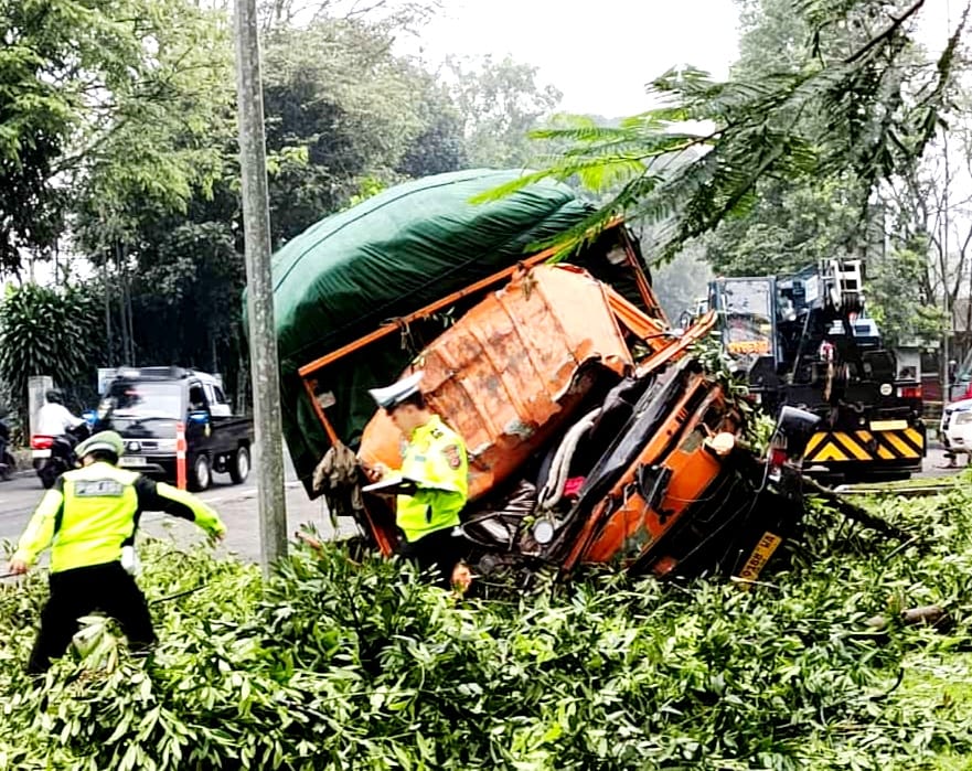 Kecelakaan truk Fuso di Gekbrong, Cianjur, akibat sopir mengantuk.