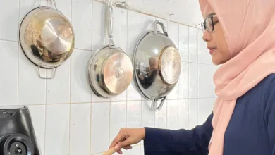 Mega Niken Andre, IRT sekaligus istri dari Manager PLN UP3 Cianjur, gemar memanfaatkan peralatan listrik praktis untuk memudahkan aktivitas masaknya.