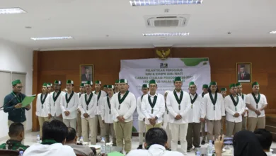 HMI Cabang Cianjur desak Pemda mengkaji ulang kebijakan pengiriman siswa nakal ke barak. Kebijakan ini dinilai melanggar prinsip pendidikan.