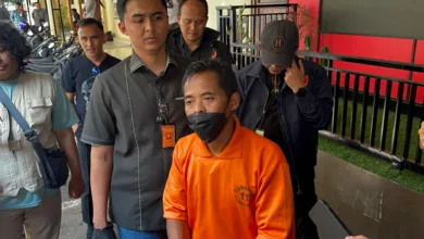 Polres Cianjur menangkap satu pelaku penganiayaan terhadap nenek di Warungkondang yang dituduh sebagai penculik. Pelaku kedua masih diburu.