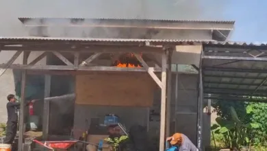 dugaan perusakan dan pembakaran bangunan tempat tinggal seorang Office Boy (OB) bernama Ajud di lingkungan Puskesmas Cidaun, Kabupaten Cianjur,