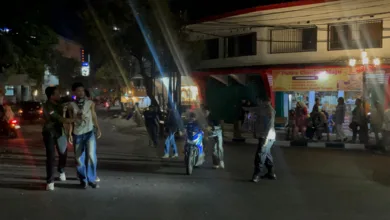 Polsek Cianjur Kota menutup Jalan Siliwangi untuk atasi lonjakan kendaraan dan kerumunan. Razia knalpot bising dilakukan demi ketertiban.