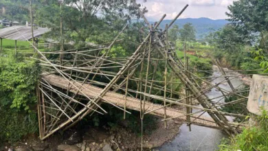 Bertaruh nyawa setiap hari di atas jembatan bambu darurat di Cimenteng, Cianjur. Warga sudah lelah menanti janji perbaikan dari pemerintah selama lima tahun.