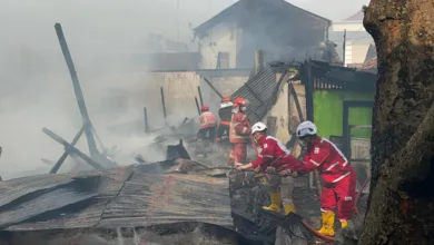 Empat bangunan terbakar di Cianjur pada Sabtu (14/06/2025) akibat permainan masak-masakan anak. Kerugian material capai Rp 200 juta.