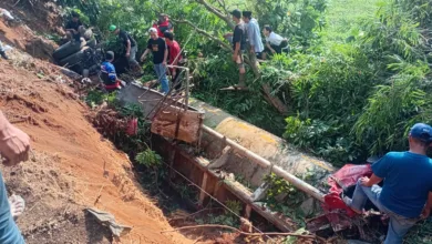 KECELAKAAN MAUT: Warga dan petugas melihat kondisi truk tangki pengangkut air yang ringsek setelah terguling ke jurang di Jalan Raya Gekbrong-Sukabumi, Cianjur, Senin (9/6/2025). Kecelakaan yang diduga akibat rem blong ini menewaskan dua orang dan membuat proses evakuasi badan truk menjadi sulit karena posisinya yang curam. (Foto: Fauzi/Cianjurupdate)