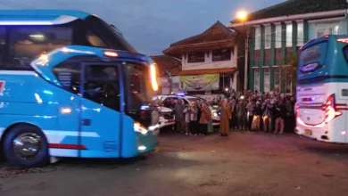 Rombongan jemaah haji asal Kabupaten Cianjur saat bersiap memulai perjalanan ibadah ke Tanah Suci beberapa waktu lalu. (foto Istimewa)