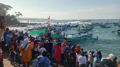 Doa yang Dihanyutkan ke Samudra Potret Syukur dan Harapan Nelayan Pantai Jayanti dalam Tradisi Tahunan