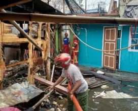 Kebakaran hebat di Kecamatan Pacet, Cianjur, menghanguskan tiga bangunan kontrakan dan satu gudang pada Minggu (13/07/2025).