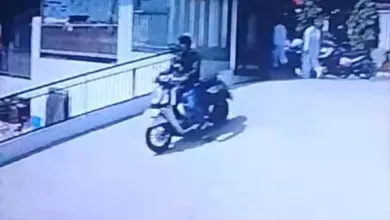 Seorang pelajar di Cianjur kehilangan motornya di dekat Markas PMI, Minggu (20/07/2025).