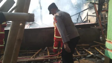Sebuah rumah semi permanen di Cibeber, Cianjur, terbakar pada Selasa (22/07/2025).