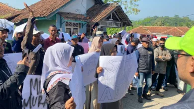 Kepala Desa Sukaraharja, Cibeber, Cianjur, Ajuk, diduga melecehkan stafnya berinisial W dan memfitnah pejabat lain.