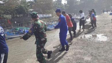 Gelombang tinggi di Pantai Jayanti, Cianjur, merusak 67 perahu nelayan sejak Selasa (29/07/2025).