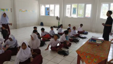 Miris! Ratusan siswa SDN Sukawangi 2 di Warungkondang, Cianjur, terpaksa belajar lesehan di lantai karena sekolah belum memiliki meja dan kursi.