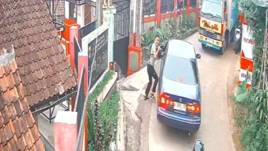 Penjambretan mobil terjadi di Cianjur, terekam CCTV pada Jumat (11/07/2025) pukul 17.30 WIB.
