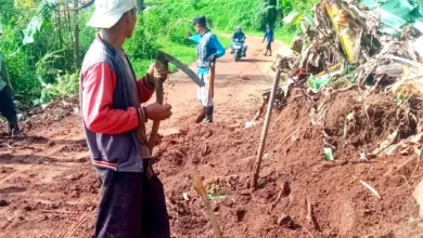 Tebing 10 meter di Jalan Puncak II, Cipanas, Cianjur, longsor akibat hujan deras pada Minggu (6/7/2025). (Foto: Istimewa)