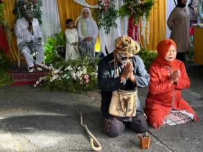 Warga Kampung Rarahan, Cipanas, Cianjur, menggelar pemilihan Ketua RT 05/RW 04 dengan konsep pesta pernikahan Sunda.