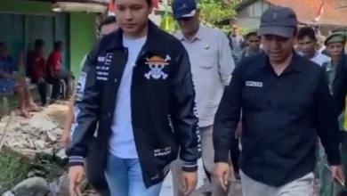 Viral! Bupati Cianjur kenakan jaket One Piece saat tinjau jalan rusak