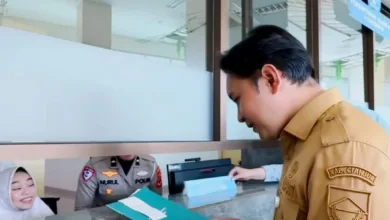 Bupati Cianjur menunaikan pembayaran pajak kendaraan dinas.