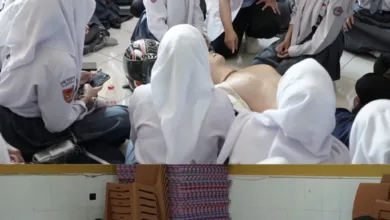 PARA siswi SMKN 1 Cipanas mengikuti arahan instruktur dari RSUD Cimacan saat sesi praktik Bantuan Hidup Dasar (BHD)