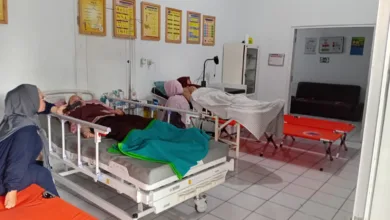 Para siswa Raudhatul Mutaqqin mendapatkan penanganan medis di Puskesmas Gekbrong usai diduga keracunan makanan.