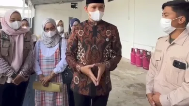 Bupati Cianjur, dr. Mohammad Wahyu Ferdian (tengah), saat meninjau langsung dapur penyuplai program Makan Bergizi Gratis (MBG) di Gekbrong, Cianjur, Sabtu (11/10/2025).