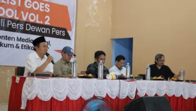 Para pemateri menyampaikan materi hukum dan etika pers kepada puluhan Kepala PKBM Cianjur dalam acara "Journalist Goes to School Vol.2