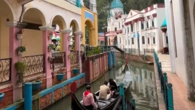Pengunjung menikmati sensasi menaiki perahu gondola di kanal buatan Little Venice, Kota Bunga, Cianjur, yang didesain menyerupai arsitektur kota Venesia, Italia.