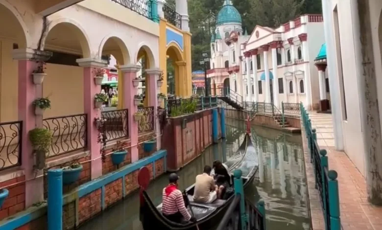Pengunjung menikmati sensasi menaiki perahu gondola di kanal buatan Little Venice, Kota Bunga, Cianjur, yang didesain menyerupai arsitektur kota Venesia, Italia.