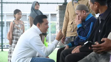 Bupati Cianjur, dr. Wahyu, tampak berjongkok saat berdialog dan memberikan semangat kepada salah seorang warga yang akan menjalani operasi katarak, Sabtu (25/10/2025).