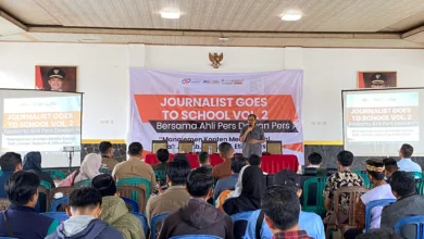 Ketua Forum Pemred Cianjur, Gia Gusniar, memberikan materi dalam kegiatan penutup Journalist Goes to School Vol. 2 di Aula Pendopo Kecamatan Sindangbarang, Kabupaten Cianjur, Sabtu (25/10/2025).